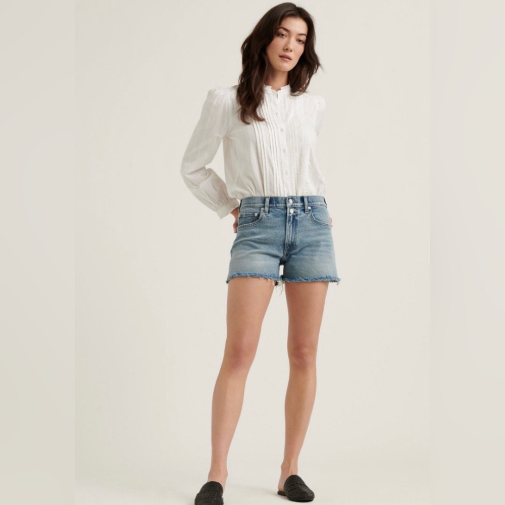 Lucky Brand boyfriend short, distressed raw hem light wash authentic. Size 8/29